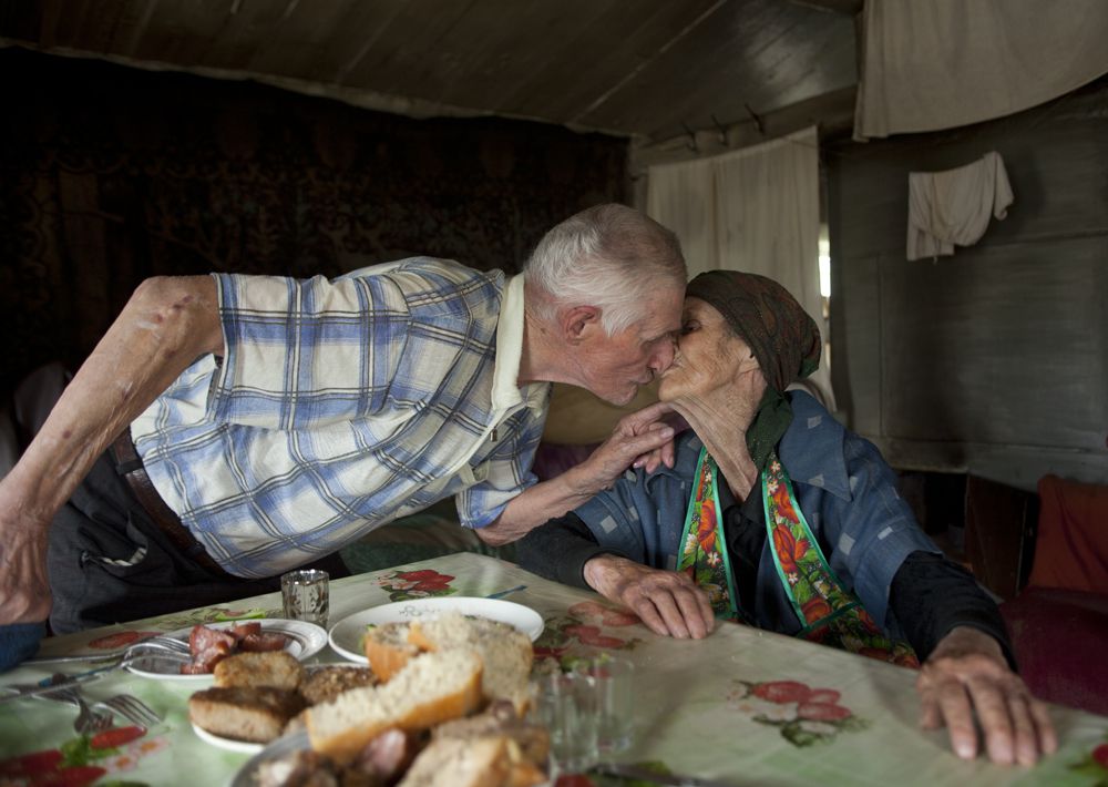Станица Трехостровская. Последняя встреча брата и сестры. 90-летней казачки, героини этого фото, уже нет в живых