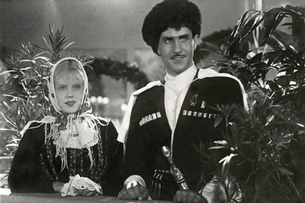 С Мариной Ладыниной в фильме «Свинарка и пастух», 1941 год. Образ пастуха Мусаиба Гатуева, влюбленного в свинарку Дашу Новикову, стал для актёра знаковым.