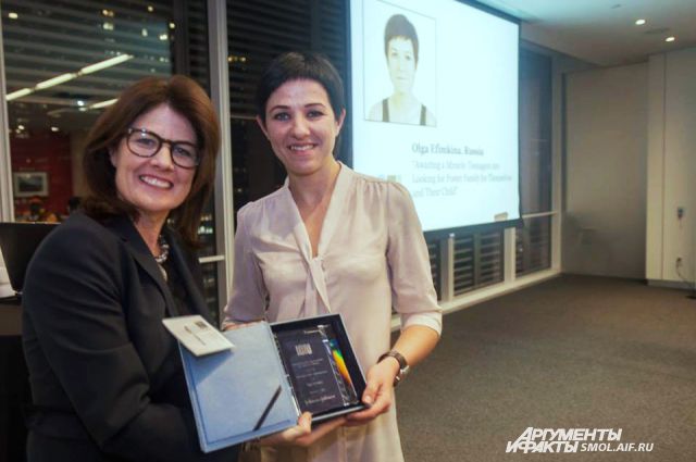 Ольга Ефимкина (на фото справа) получает награду из рук президента Международного центра журналистики Джойс Барнахэн.