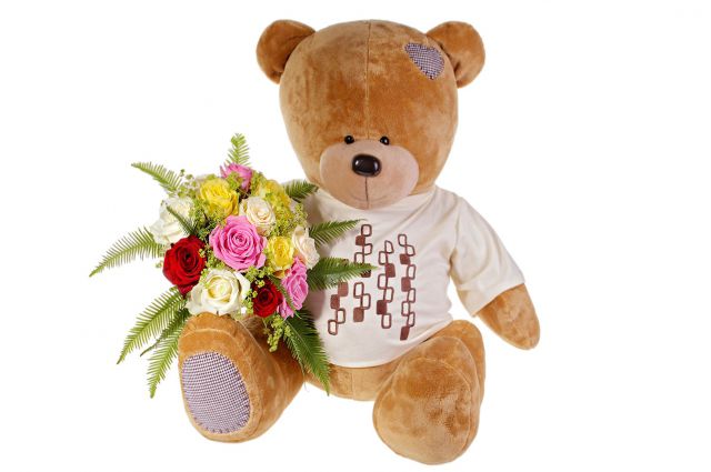 Букетик цветов в лапах плюшевого медведя должен быть аккуратным и не очень дорогим.