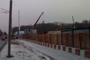 Вид на строительную площадку с нечётной стороны улицы Дыбенко.