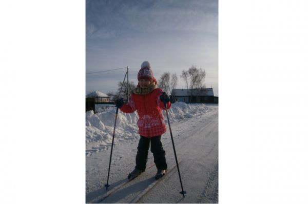 Участник №9.Анастасия Никитина, 8 лет. В зимний день я не скучаю: Быстро лыжи надеваю, В руки я беру две палки, С ветром играю в салки!