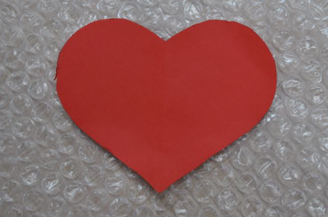 Валентинки выполнены в форме сердец, которые можно прикрепить на верхнюю одежду и использовать в качестве светоотражателя. 