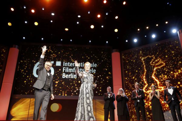 Актриса и президент Международного жюри Мэрил Стрип и директор фестиваля Дитер Косслик объявляют шестьдесят шестой Берлинале открытым.
