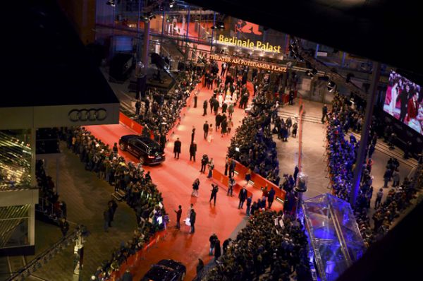 Торжественное открытие фестиваля проходило в театре на Постдамской площади.