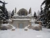Памятники запорошены снегом.