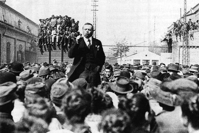Бела Кун выступает перед трудящимися Чепельского завода в Будапеште, 1919 год.