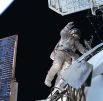 Космонавт Александр Волков во время выхода в открытый космос осуществляет технический эксперимент испытания сложной пространственной фермы в реальных космических условиях, 1988 год.
