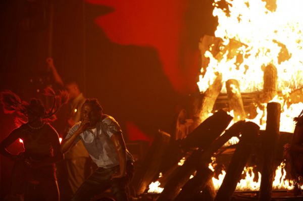 Огромный костёр появился на сцене во время выступления Кендрика Ламара.