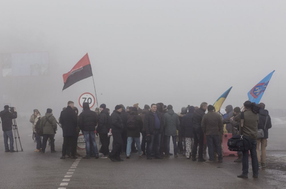 Часть российских дальнобойщиков с пониманием относятся к происходящему и разворачиваются, другие спорят, доказывая, что политика их не должна касаться.