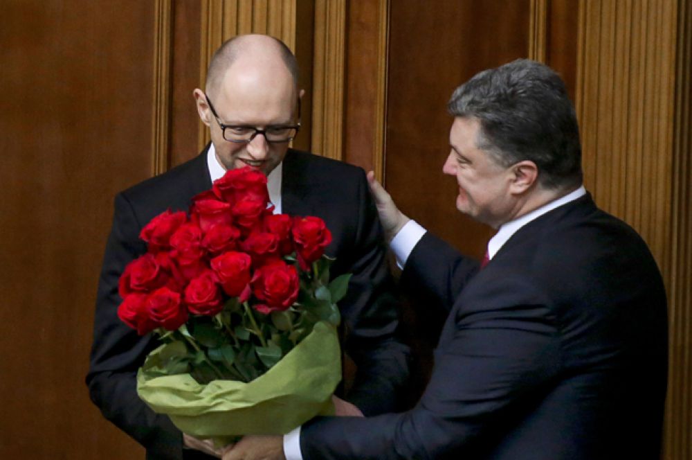 Премьер-министр Украины Арсений Яценюк (слева) и президент Украины Петр Порошенко на первом заседании новоизбранной Верховной рады Украины в Киеве, 27 ноября 2014.