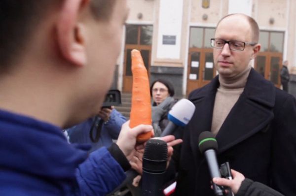 14 марта 2013 года на митинге оппозиции в Виннице Арсению Яценюку вручили морковку.