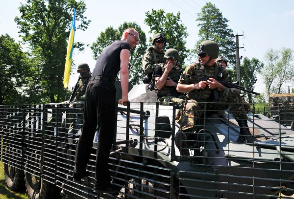 Премьер-министр Украины Арсений Яценюк (слева) общается с американскими военными во время совместных учений Fearless Guardian - 2015 на Яворивском полигоне.