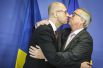 Премьер-министр Украины Арсений Яценюк и президент Европейской комиссии Жан-Клод Юнкер до начала совещания в штаб-квартире Еврокомиссии в Брюсселе, Бельгия, 7 декабря 2015.