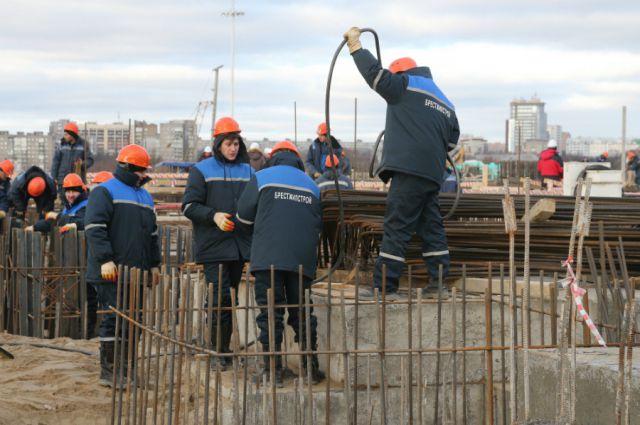 На строительство стадиона к ЧМ-2018 в Калининграде требуются арматурщики, бетонщики, сварщики, крановщики и другие специалисты.