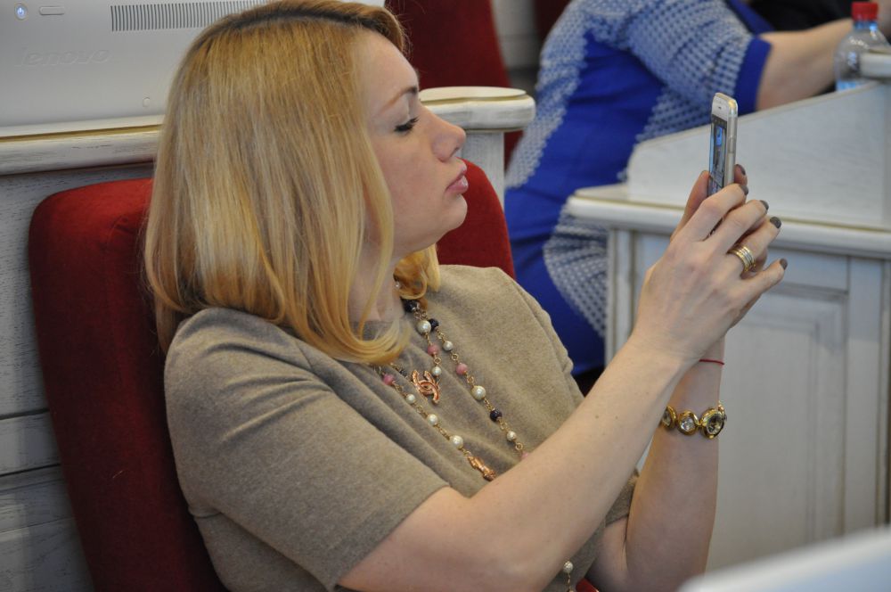 Экс-кандидат в Губернаторы Ольга ОСИЦЫНА тоже внимательно слушала отчёт Губернатора, сессию даже сфотографировала. На память.
