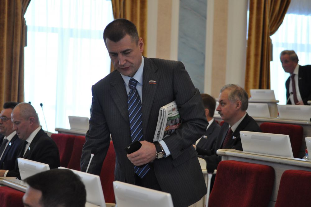 Депутат Александр Дятлов. На сессии читает. Читает газеты. Бесплатные.
