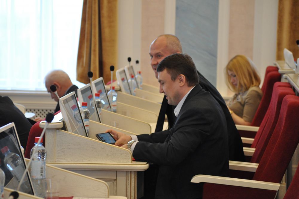 Председатель комитета по бюджету Сергей Моисеев в перерыве что-то смотрит в телефоне. Что-то весёлое. Наверное, новости экономики.