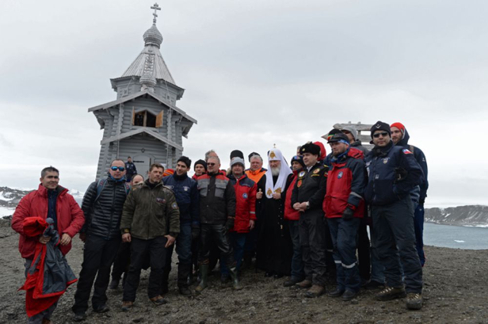 Патриарх (в центре) фотографируется с участниками экспедиции.