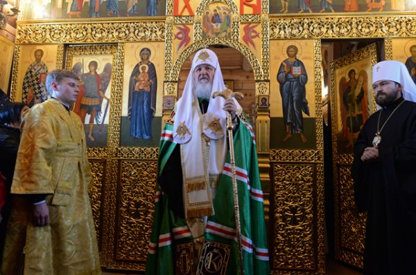 Патриарх Московский и всея Руси Кирилл (в центре) во время Божественной литургии в храме Живоначальной Троицы.