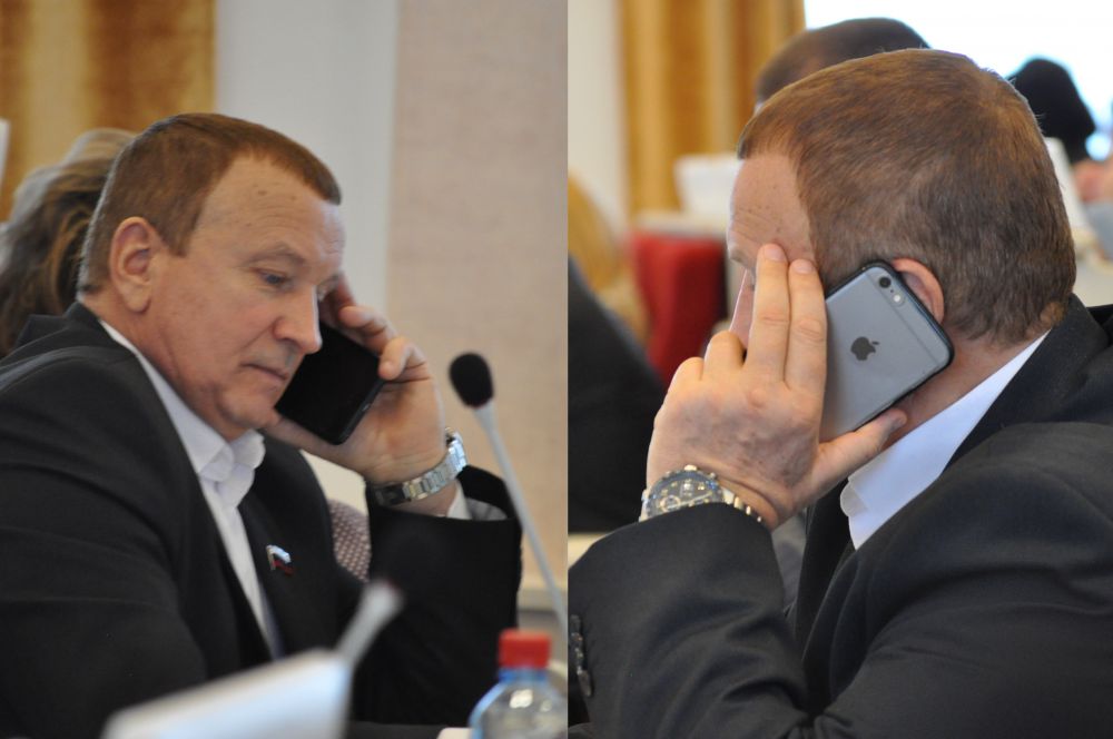 Депутат Виктор Заря информацию узнаёт по телефону. Гаджет у него самый модный – последней модели (примерная стоимость -70 тыс. рублей).
