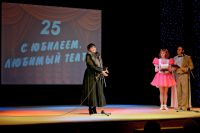 Нынешний директор театра Татьяна Сухонина поздравила артистов с праздником.