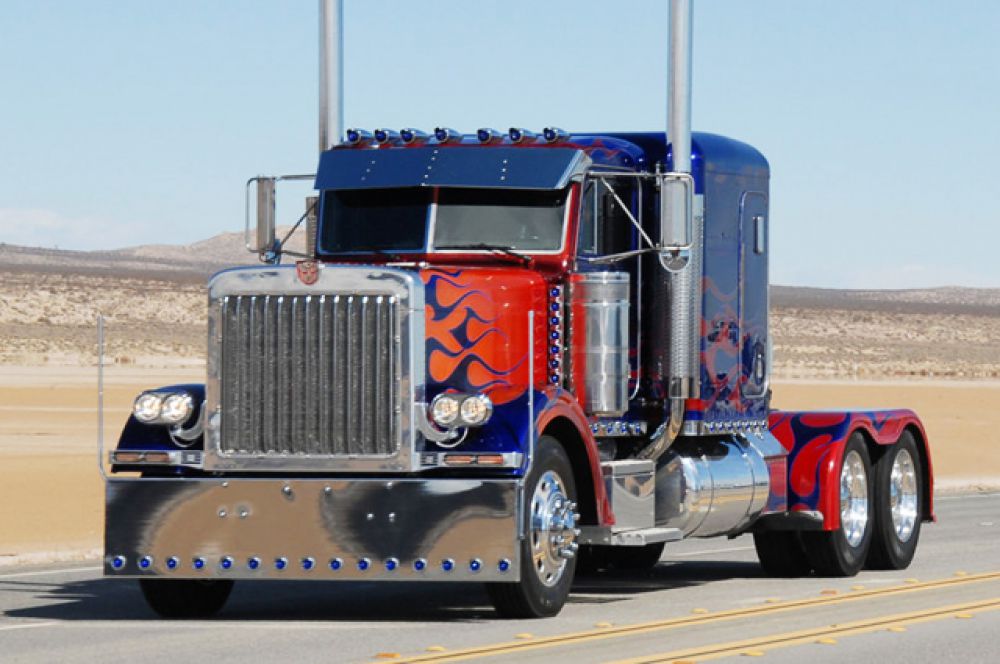 Тягач Peterbilt 379 1992 года выпуска из первой части «Трансформеров» — за 121 тысячу долларов.