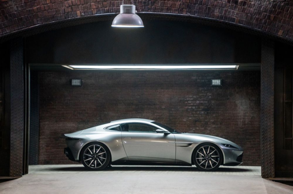 Aston Martin DB10. Большинство машин этой специальной серии предназначены исключительно для съёмок, и только два экземпляра являются выставочными образцами. Один из этих автомобилей и был продан.