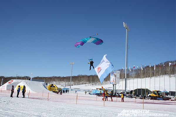 Спортсмен прыгал с флагом Камчатского края.