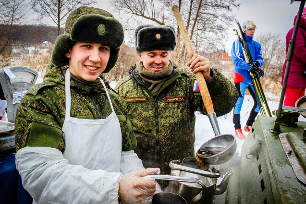 А подкреплялись кашей с полевой кухни!