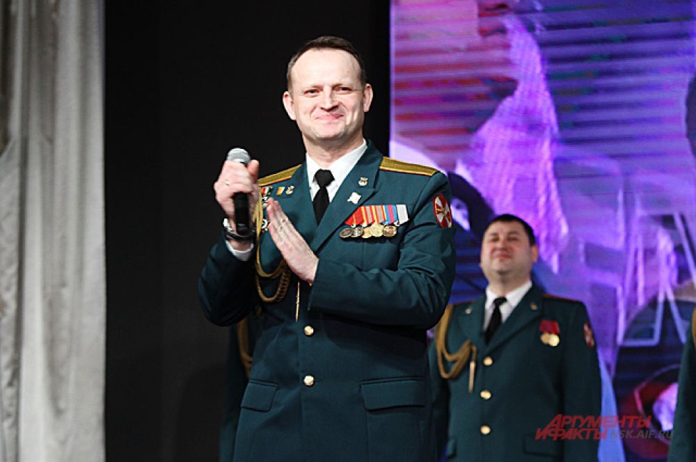 Особенно тех, которые ещё и прекрасно поют. Военный ансамбль задавал настроение зрителям.