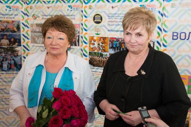 Бывший и нынешний председатели Общественной палаты Югры - Любовь Чистова и Ирина Максимова.