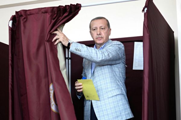 Эрдоган победил на первых в стране прямых выборах Президента, Стамбул, 10 августа 2014.