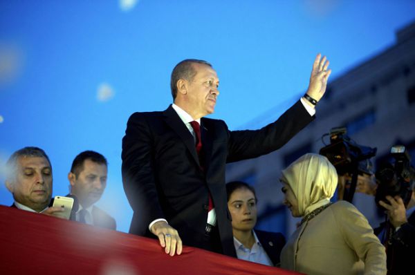 Президент Турции Реджеп Тайип Эрдоган и его жена Эмине Эрдоган приветствуют публику во время своего прибытия в Брюссель, Бельгия, 05 октября 2015.