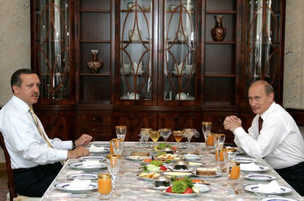 Президент РФ Владимир Путин и премьер-министр Турции Реджеп Тайип Эрдоган во время рабочего завтрака в резиденции «Бочаров ручей» в Сочи, 2005.