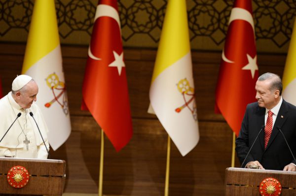 Президент Турции Реджеп Эрдоган слушает речь Папы Франциска в президентском дворце в Анкаре, 28 ноября 2014.