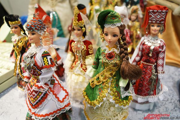 Казанские мастера представили пермякам куклы в национальных костюмах.