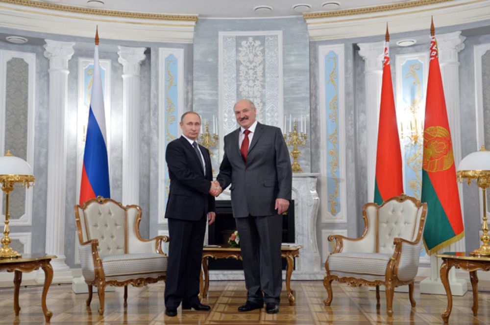 Во время встречи Лукашенко поблагодарил российского президента за поддержку и помощь.