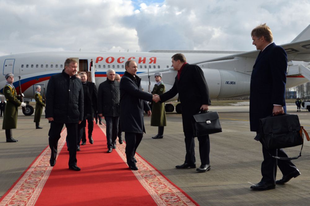 Президент России Владимир Путин (в центре) и премьер-министр Белоруссии Андрей Кобяков в международном аэропорту Минска. Справа налево — пресс-секретарь президента РФ Дмитрий Песков и помощник президента РФ Юрий Ушаков.
