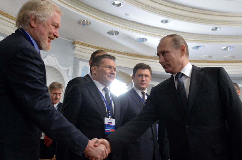 Президент России Владимир Путин, министр энергетики РФ Александр Новак, первый заместитель министра экономического развития РФ Алексей Лихачев и заместитель министра финансов РФ Сергей Сторчак (справа налево).