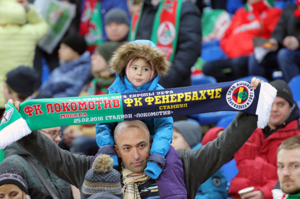 Болельщики ФК «Локомотив» перед началом матча.