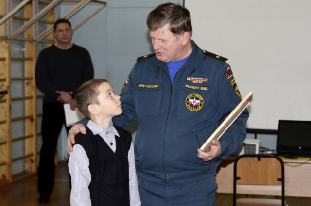 Глава областного МЧС поблагодарил мальчика за проявленный героизм.