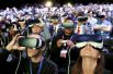 Презентацию новинок зрители смотрели с помощью устройств виртуальной реальности Samsung Gear VR.