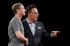 Основатель Facebook Марк Цукерберг и глава мобильного подразделения Samsung Electronics Донг Джин Кох.