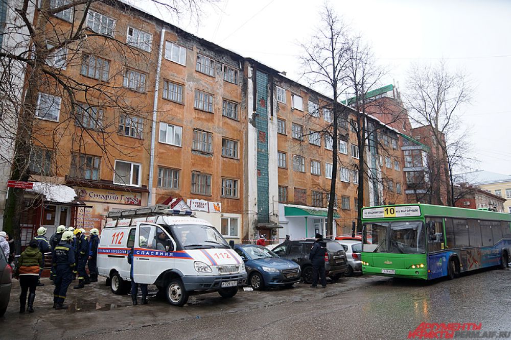 На место происшествия тут же приехали спасатели.