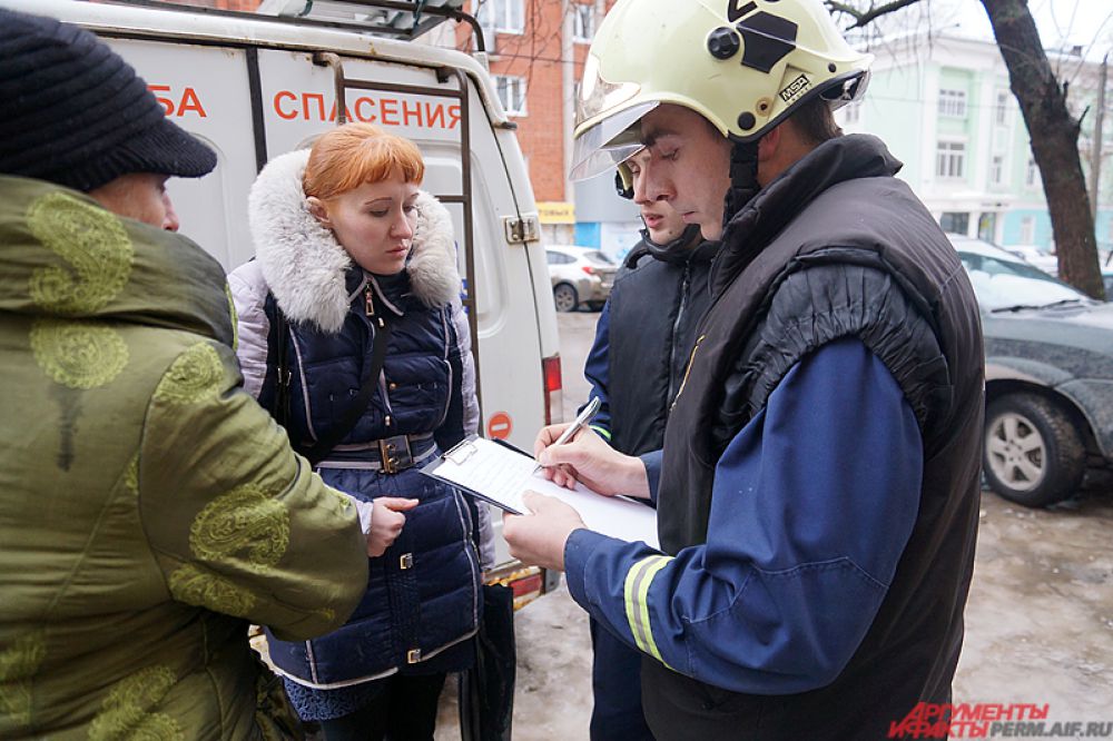 Чиновники и управляющая компания «Актив», обслуживающая дом, уже приступили к работе с жителями.