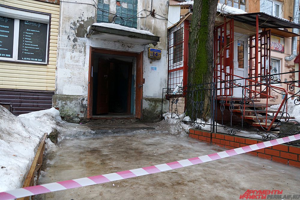 В пятницу, 26 февраля, жители старого здания по адресу Петропавловская, 14, сообщили, что в их доме начала трескаться стена.
