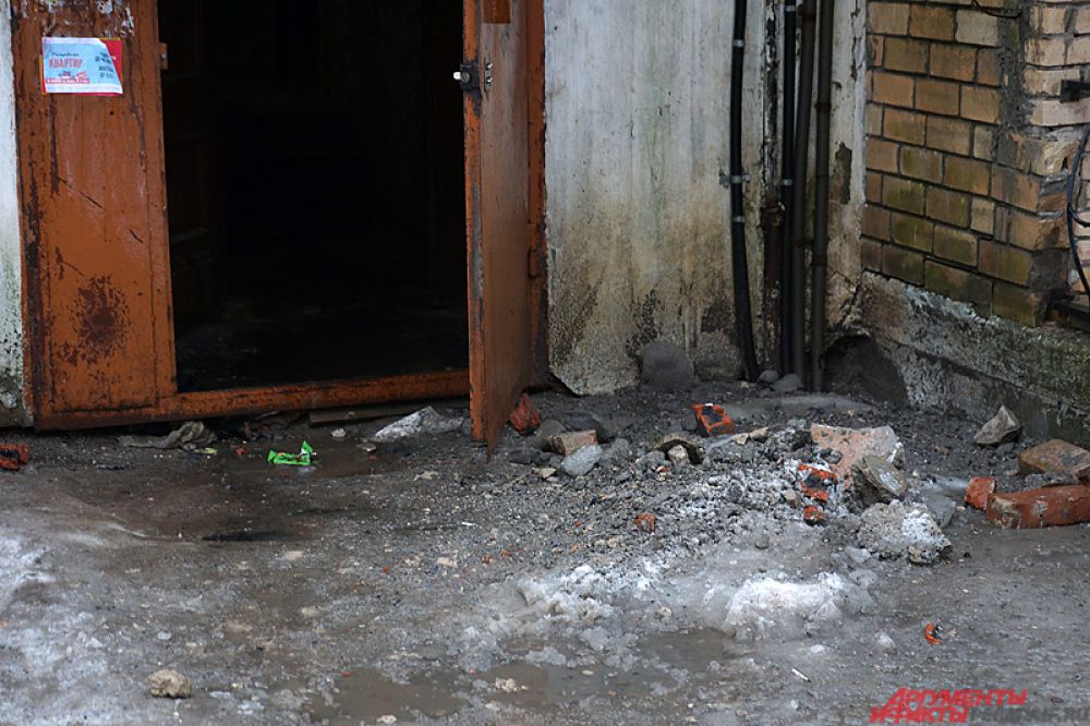 А у входа можно заметить следы кирпичей, упавших с крыши.
