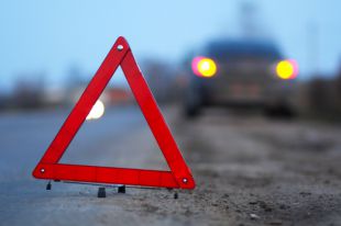 Автомобиль Toyota Camry съехал в кювет