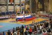 На параде участников был развёрнут флаг России.